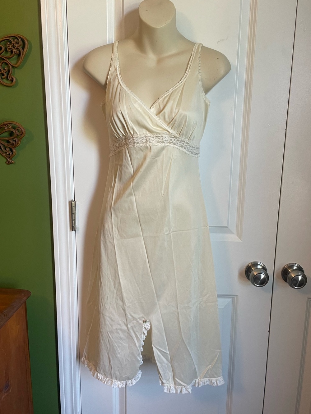 Vintage Her Majesty Cream V Neck Slip Lace Trim 9/10